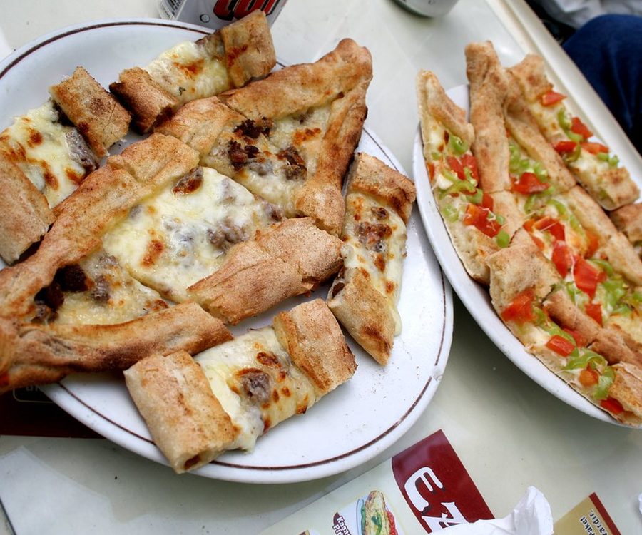 Paylaşımlık pide sofrası, ayran ve şalgam